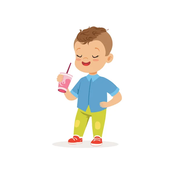 Un niño preescolar de pie con un cóctel en la mano. Personaje de niño de dibujos animados con corte de pelo elegante en camisa azul y pantalones verdes. Refrescante bebida de verano. Diseño de vector plano — Vector de stock