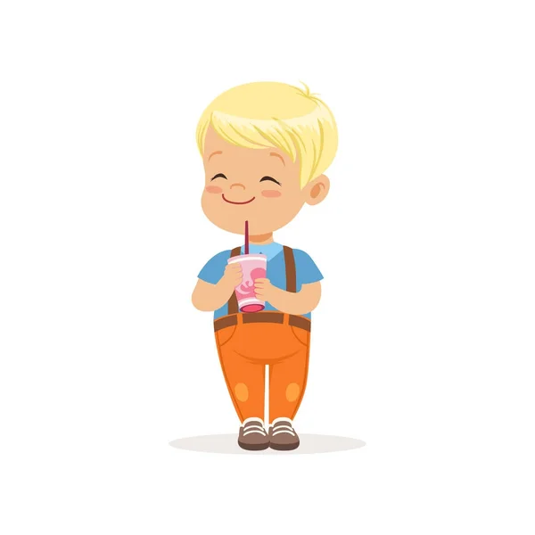 Petit garçon blond avec une expression joyeuse du visage et un cocktail sucré dans les mains. Boisson rafraîchissante d'été. Enfant dessin animé en t-shirt et pantalon avec bretelles. Conception vectorielle plate — Image vectorielle