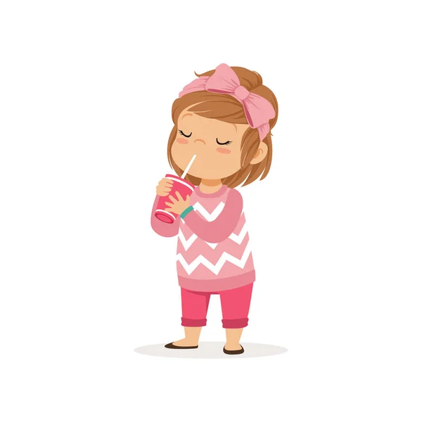 Léčit batole dívka se těší vynikající, osvěžující koktejl. Kreslená postavička kid v růžové kalhoty a svetr se vzorem. Barevné vektorové plochý design — Stockový vektor