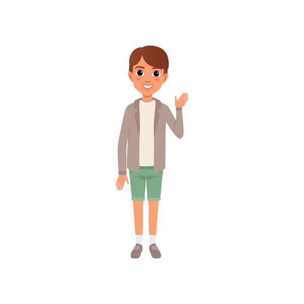 Niño con pelo castaño en elegante chaqueta de ropa casual, camiseta y pantalones cortos. Niño de dibujos animados con expresión sonriente de la cara de pie y saludando de la mano. Diseño de vector plano — Vector de stock