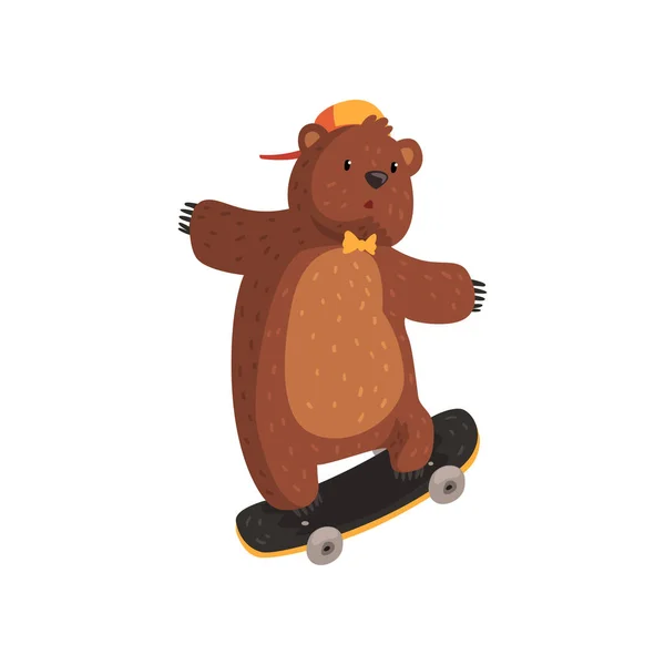 Смешной медведь в оранжевой кепке и галстуке-бабочке делает кикфлип трюк на скейтборде. Экстремальный спорт. Мультяшное дикое животное с коричневым мехом, маленькие уши и лапы с когтями. Плоский вектор — стоковый вектор
