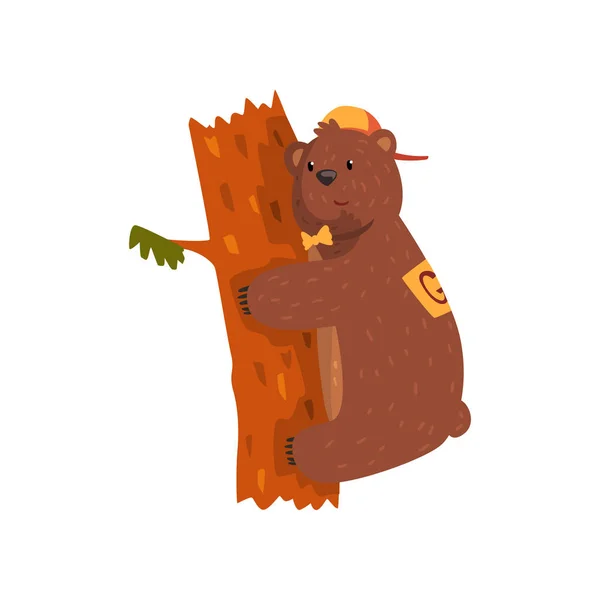 Усміхнений дикий ведмідь обіймає стовбур дерева. Мультяшна тварина з коричневим хутром, маленькими округлими вухами і лапами з кігтями. Грізлі в шапці і краватці. Плоский вектор для наклейки, листівки, книги — стоковий вектор