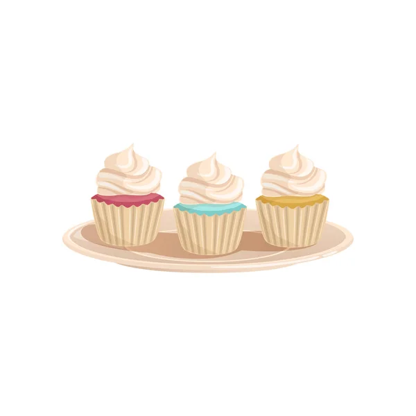 Tres pastelitos con crema batida. Muffins coloreados y sabrosos en un plato. Concepto de delicioso postre. Diseño de vectores planos de dibujos animados para menú, volante, póster, pancarta — Vector de stock