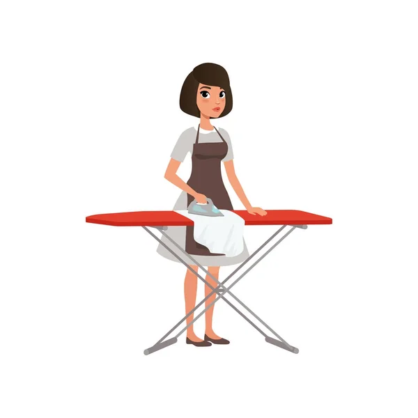 Brünette Frau bügelt Kleidung auf einem Bügelbrett. Hausangestellte. Zimmermädchen-Konzept. Cartoon junges Mädchen in grauem Kleid und brauner Schürze. flache Vektorkonstruktion — Stockvektor