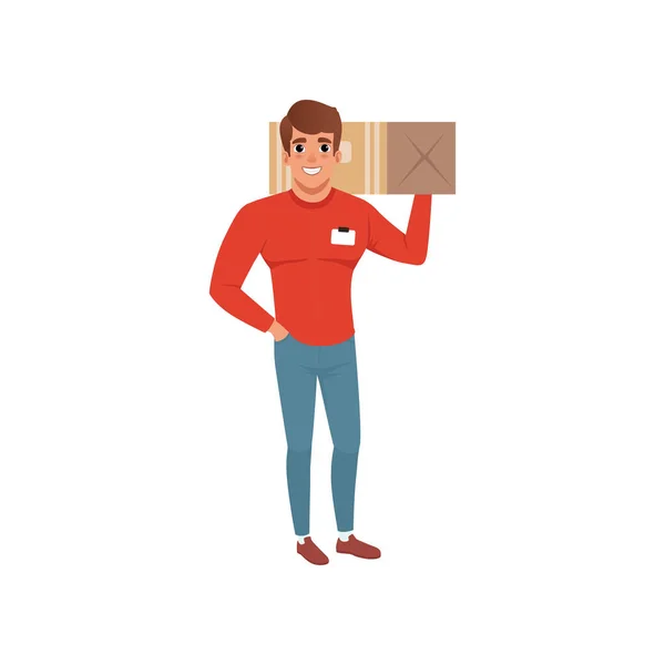 Entregador sorridente segurando a caixa em seu ombro. Serviço de correio. Personagem masculino dos desenhos animados em uniforme de trabalho camisola vermelha e jeans azul. Projeto vetorial plano — Vetor de Stock