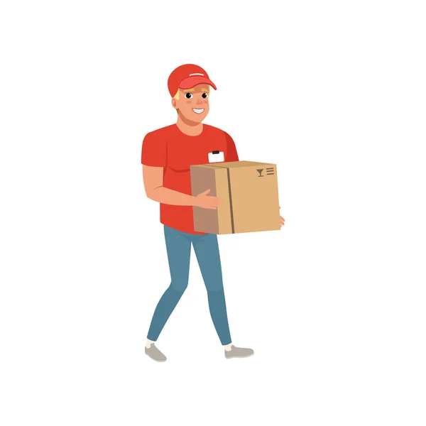 Homem de entrega de desenhos animados transportando caixa de papelão. Personagem courier sorrindo no trabalho uniforme t-shirt vermelha, boné e jeans azul. Trabalhador dos correios. Projeto vetorial plano —  Vetores de Stock