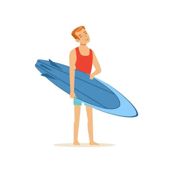 Fröhlicher Mann, der mit blauem Surfbrett am Strand steht, Wasserextremsport, Sommerurlaubsvektorillustration — Stockvektor