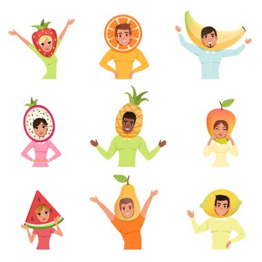 Kadın ve erkek farklı meyve şapka kümesi. Çilek, portakal, muz, pitaya, ananas, mango, karpuz, armut ve limon. Çizgi film insanlar. Düz vektör tasarımı