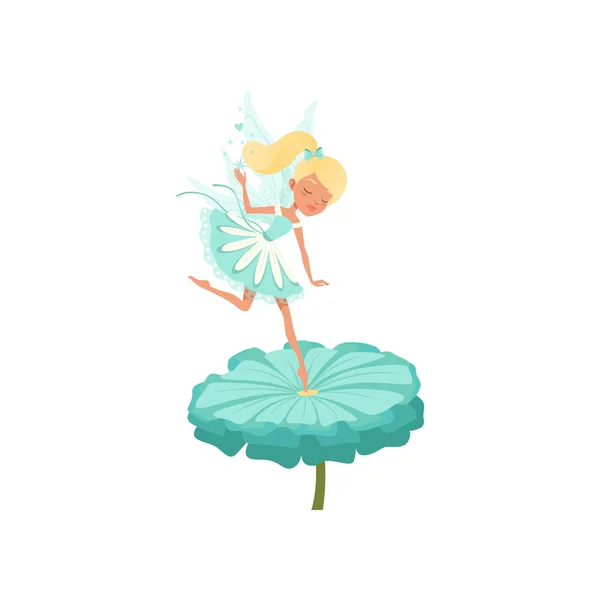 Schattig fee zweefde over bloem en verspreiding van magische stof. Blond meisje met paardenstaart en kleine vleugels. Pixie, in mooie blauwe jurk. Fairytale karakter. Platte vector design — Stockvector