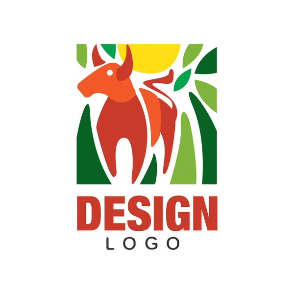 Diseño abstracto del logo con toro rojo, sol y hojas verdes. Elemento decorativo original para impresión, postal o póster. emblema vectorial aislado en estilo plano — Archivo Imágenes Vectoriales