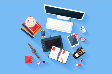 Renkli modern tasarımcı çalışma alanı üstten görünüm. Resepsiyon ile bilgisayar ekranı ve klavye, grafik tablet, günlüğü ve kitaplar, telefon, kamera, sandviç. Trendy düz vektör