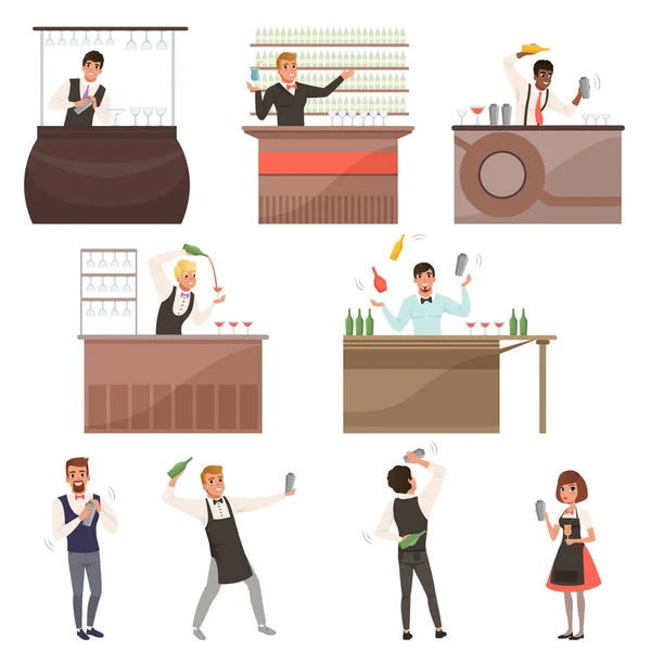 Conjunto de garçons no trabalho em pé no balcão do bar cercado por garrafas e copos. Fazendo coquetéis e derramando copo com bebidas. vector cartoon plano — Vetor de Stock