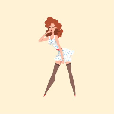 Pin-up modeli Vintage puanlı elbise ve siyah çorap giyiyor. Kıvırcık saçlı seksi kızı. Poz içinde ayakta ve gülümseyen çizgi film baştan çıkarıcı kadın. Düz vektör tasarımı