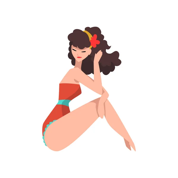 Retrato de mulher sexy sentada vestida com maiô retro vermelho. Menina elegante com aro floral em seu longo cabelo encaracolado. Modelo de pin-up de desenhos animados. Projeto vetorial plano —  Vetores de Stock