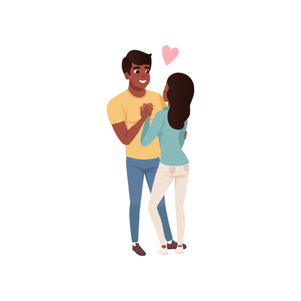 Jeune homme et femme personnages debout regardant les uns les autres et embrassant, heureux couple romantique dans l'amour vecteur de dessin animé Illustration — Image vectorielle