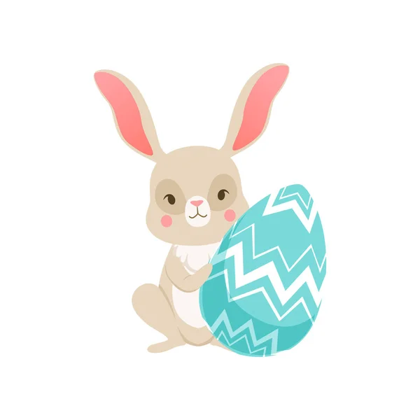 Schattige cartoon bunny vergadering houden blauwe ei, grappige konijn karakter, Happy Easter concept cartoon vector illustratie — Stockvector