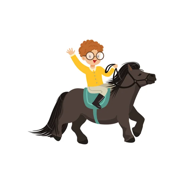 欢快的红发小男孩骑马马, 儿童马术运动矢量插画 — 图库矢量图片
