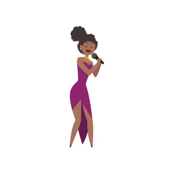 Chanteuse de jazz afro-américaine, belle femme en robe violette chantant dans le vecteur microphone Illustration — Image vectorielle