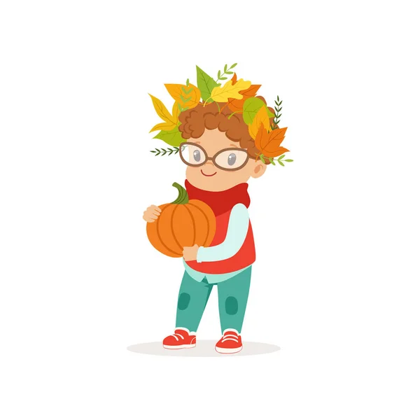 Χαριτωμένο μικρό αγόρι σε ζεστά ρούχα και στεφάνι από φύλλα στο κεφάλι του κρατώντας κολοκύθα, υπέροχο παιδί απολαμβάνει φθινόπωρο, φθινόπωρο δραστηριότητα τα παιδιά διανυσματικά εικονογράφηση — Διανυσματικό Αρχείο
