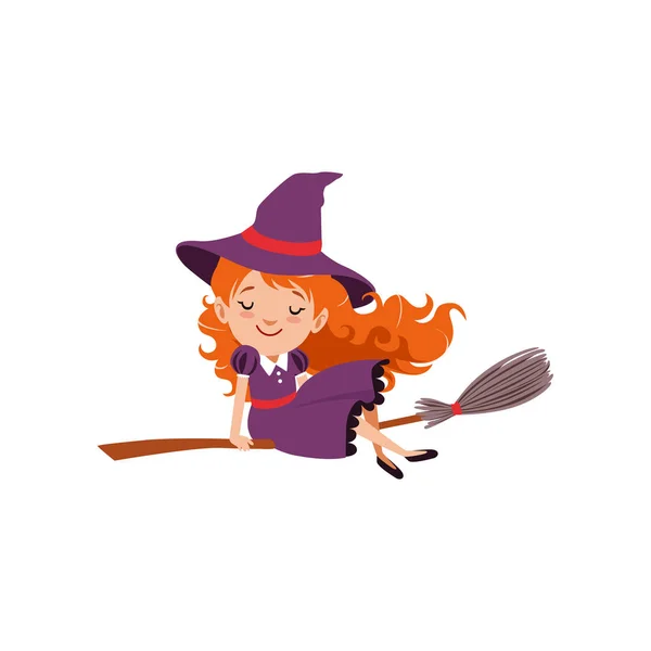 Pequena bruxa ruiva voando em uma vassoura em vestido roxo e chapéu. Personagem de miúdo feliz disfarçado. Truque ou tratar o conceito de Halloween. vector cartoon plano —  Vetores de Stock