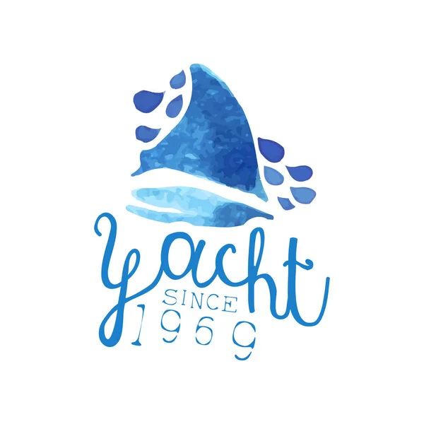 Malba akvarel plachetnice na vlnách modrého moře. Originální design pro yacht club emblém, logo společnosti, reklamní plakát nebo kartu. Světlé ručně kreslené vektorové ilustrace — Stockový vektor