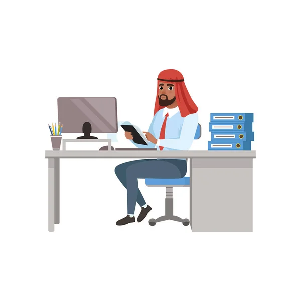 Personnage d'homme d'affaires arabe assis au bureau et travaillant sur un vecteur informatique Illustration sur fond blanc — Image vectorielle
