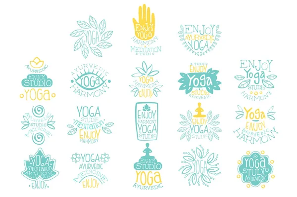 Disegnato a mano design creativo yoga ayurvedico club logo set. Studio di meditazione. Letteratura con illustrazioni di pose, loto, foglie e mani. Collezione vettoriale — Vettoriale Stock