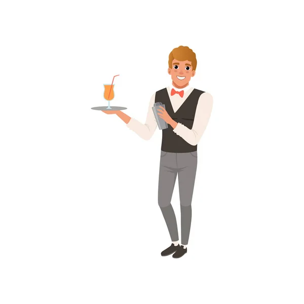 Vrolijke barman houden een dienblad met alcohol drinken, barman karakter mengen een cocktail drinken in shaker cartoon vector illustratie op een witte achtergrond — Stockvector