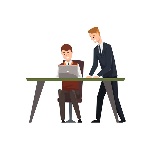Чоловік, що сидить за столом, працює на портативному комп'ютері, його колега стоїть поруч з ним, бізнесмени на роботі, коворкінг бізнесмени персонажі Векторні ілюстрації на білому тлі — стоковий вектор