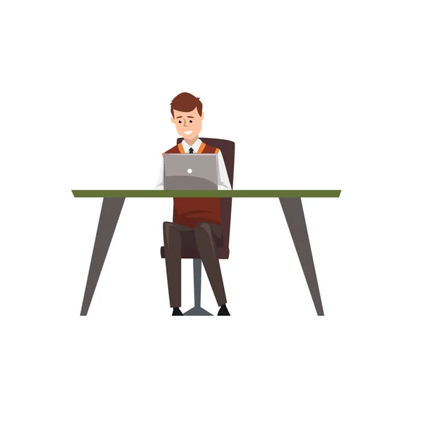 Homme d'affaires souriant personnage travaillant sur son ordinateur au bureau vecteur Illustration sur un fond blanc — Image vectorielle