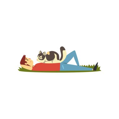 Çimenlerin üzerinde beyaz bir arka plan üzerinde onun sahibi vektör çizim ile şirin evde beslenen hayvan oturma kedi üzerinde yatan genç adam