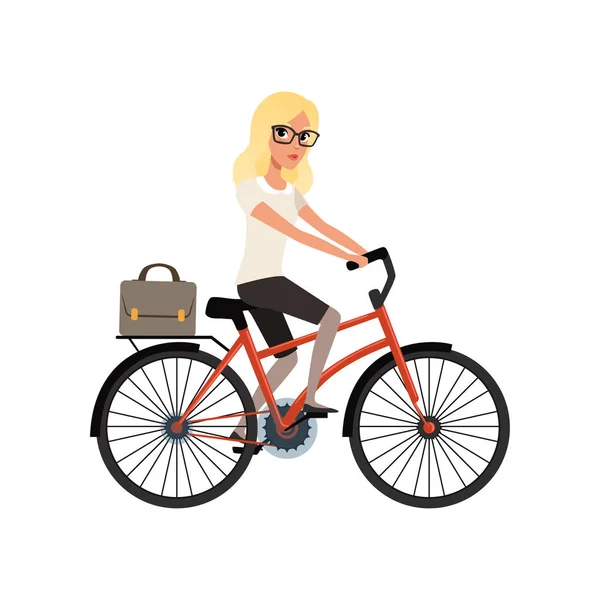 Gadis pirang muda naik sepeda untuk bekerja di koper. Karakter kartun wanita bisnis berkacamata. Transportasi pribadi untuk mobilitas perkotaan. Desain vektor datar - Stok Vektor