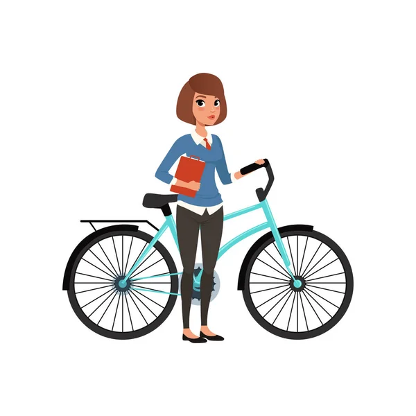Wanita bisnis muda berdiri dengan sepeda dan folder di tangan. Transportasi ramah lingkungan. Gadis berambut cokelat kartun. Desain vektor datar - Stok Vektor