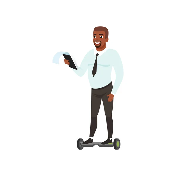 Retrato de empresário afro-americano em prancha elétrica com tablet de papel na mão. Homem sorridente montando em scooter de auto-equilíbrio. Projeto vetorial plano — Vetor de Stock