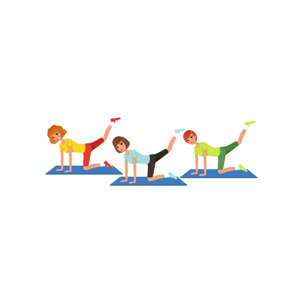 Tres mujeres haciendo ejercicios de columpios de piernas. Dibujos animados en ropa deportiva. Chicas jóvenes en el gimnasio. Visitando el gimnasio. Estilo de vida activo. Diseño de vector plano — Archivo Imágenes Vectoriales