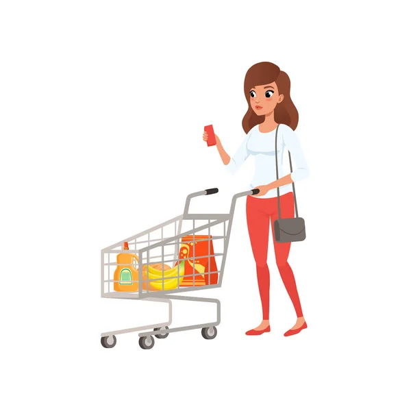 Mujer joven empujando carrito de la compra del supermercado con comestibles, actividad de la gente, vector de rutina diaria Ilustración sobre un fondo blanco — Vector de stock