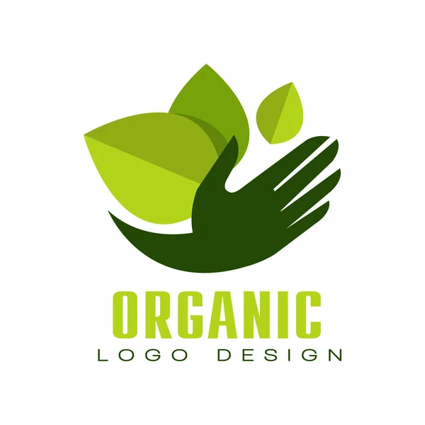 Návrh loga pro biovýrobky, eco premium kvalitní zelený štítek s zelenými listy a lidská ruka, znak pro kavárny, balení, restaurace, zemědělské produkty vektorové ilustrace na bílém pozadí — Stockový vektor