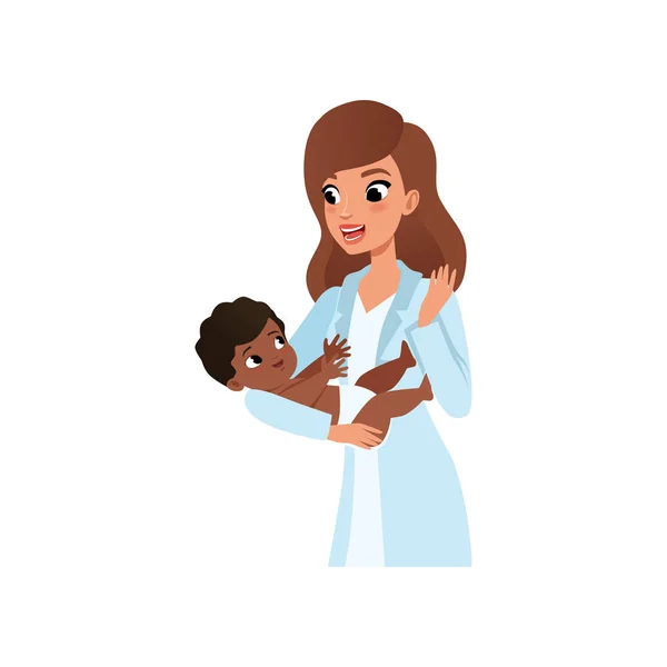 Vrouwelijke kinderarts in witte vacht die kleine baby in handen, gezondheidszorg voor kinderen vector illustratie op een witte achtergrond — Stockvector