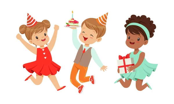 Děti slaví narozeniny. Vektorová ilustrace na bílém pozadí. — Stockový vektor