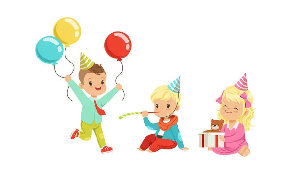 Jongens en meisjes vieren een verjaardag. Vector illustratie op een witte achtergrond. — Stockvector