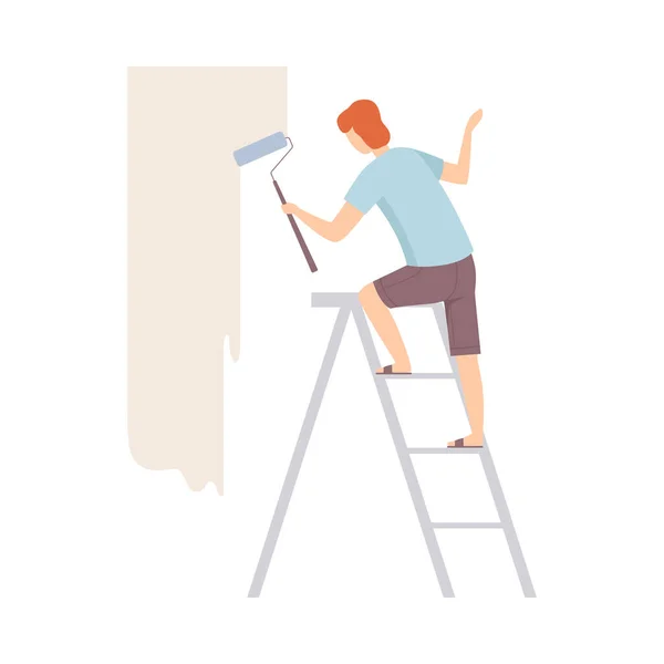 Pintor pinta a parede com rolo de pé em uma escada plana Vector Ilustração —  Vetores de Stock