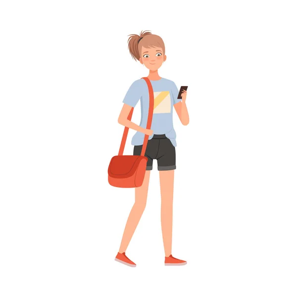 Jonge vrouw met tas en mobiele telefoon staat glimlachende platte vector illustratie — Stockvector