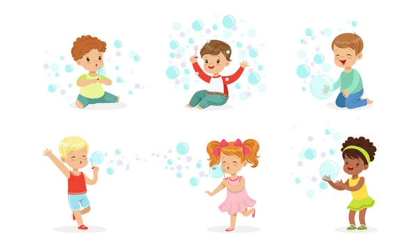 Niños y niñas juegan con burbujas de jabón. Ilustración vectorial . — Archivo Imágenes Vectoriales