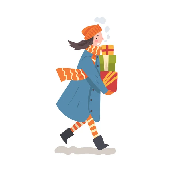 Счастливая девушка в зимней одежде ходить с обернутыми рождественскими подарками, девушка делает рождественские покупки, чтобы подготовиться к Рождеству и дарить подарки векторные иллюстрации — стоковый вектор