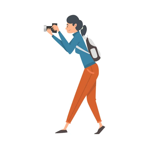 Femme touristique joyeuse prenant des photos en vacances Illustration vectorielle — Image vectorielle