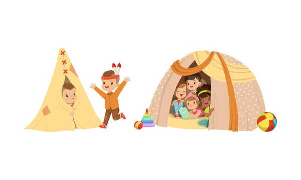 Små barn sitter och leker i handgjorda tält hemma vektor set — Stock vektor