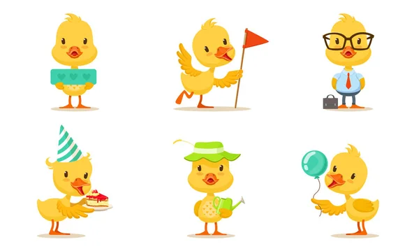 Bastante animado pollos en diferentes acciones Vector Illustration Set Personaje de dibujos animados — Archivo Imágenes Vectoriales