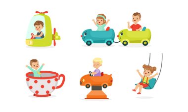 Eğlence parkında eğlenen çocuklar vektör seti