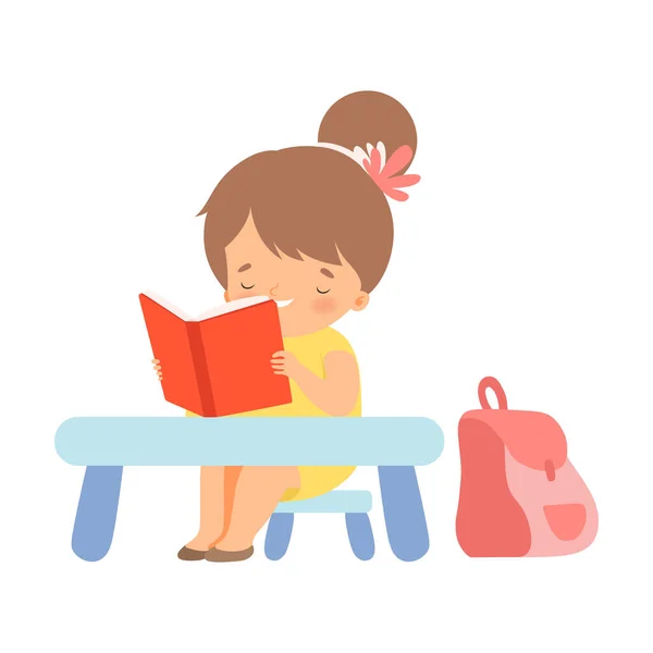 Pequeña niña leyendo libro en su propia ilustración vectorial — Vector de stock
