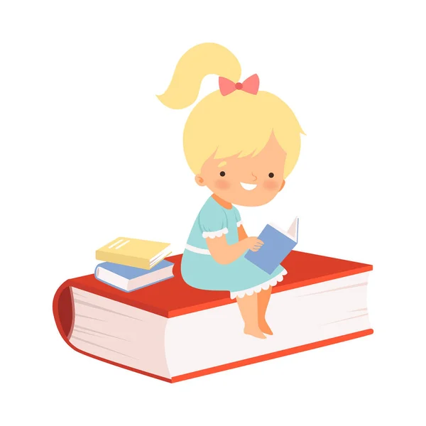 Niña linda sentada en la portada enorme del libro y aprendiendo a leer la ilustración vectorial — Vector de stock